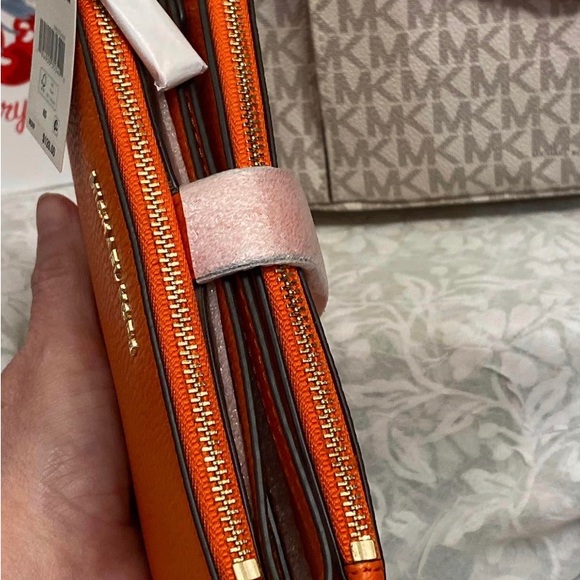 NWT Michael Kors Jet Set Front Pocket tote set in Vanilla and Clementine - Picture 10 of 16